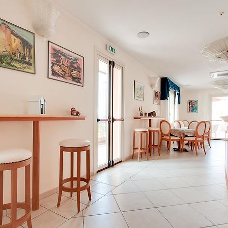 Hotel De La Ville Чезенатико Екстериор снимка