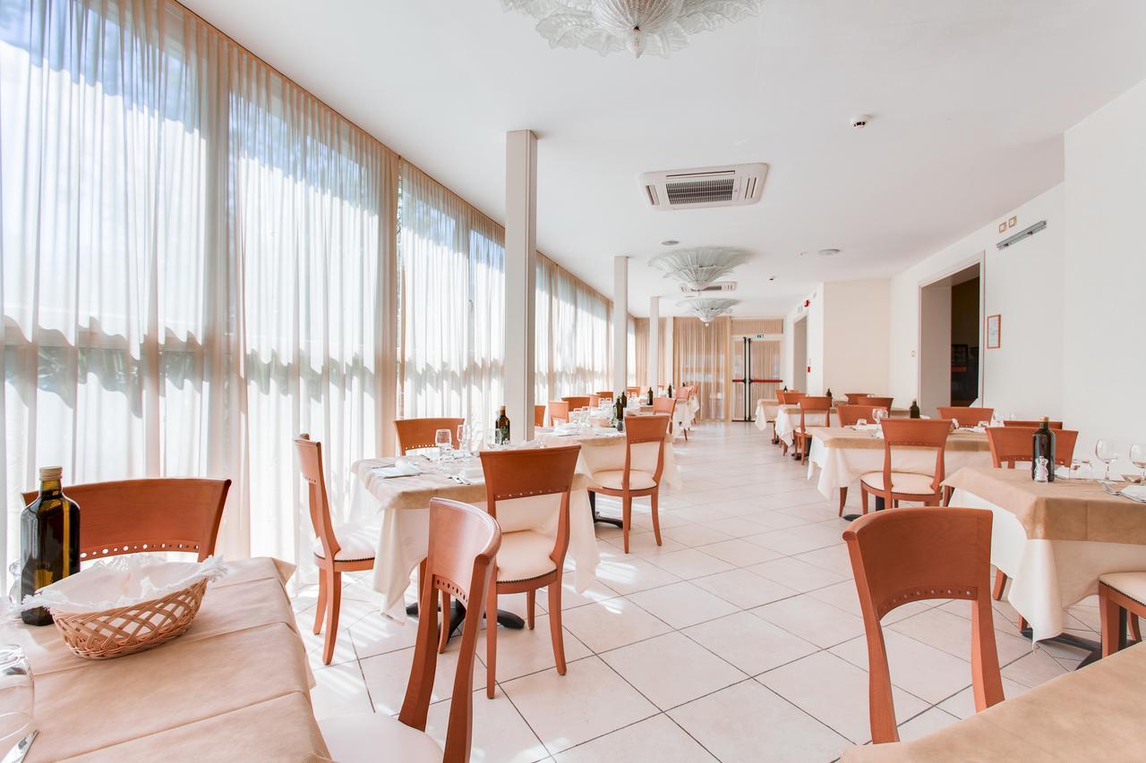 Hotel De La Ville Чезенатико Екстериор снимка