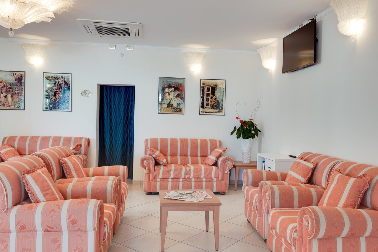 Hotel De La Ville Чезенатико Екстериор снимка