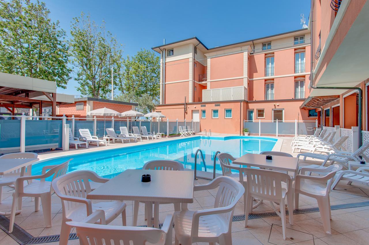 Hotel De La Ville Чезенатико Екстериор снимка