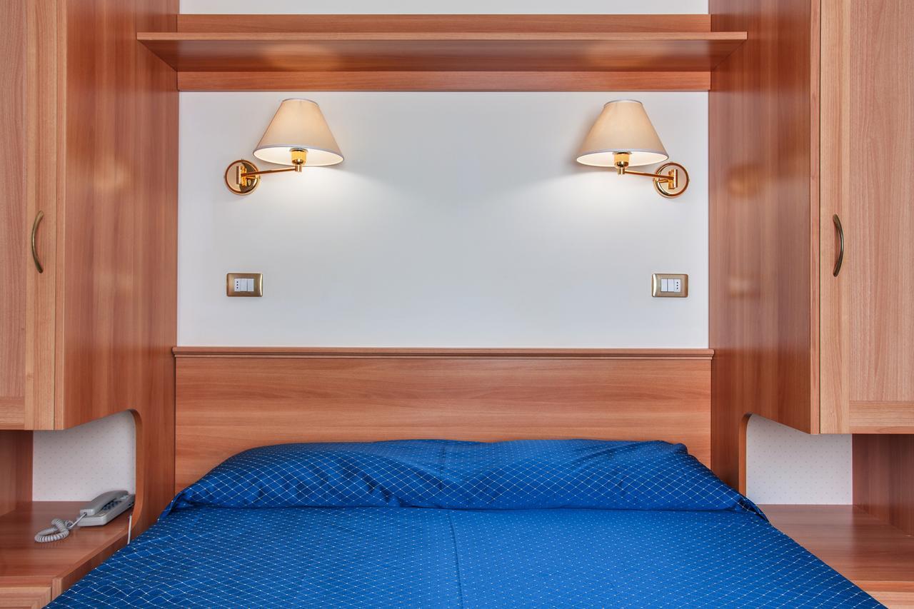Hotel De La Ville Чезенатико Екстериор снимка