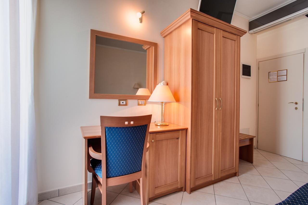 Hotel De La Ville Чезенатико Екстериор снимка