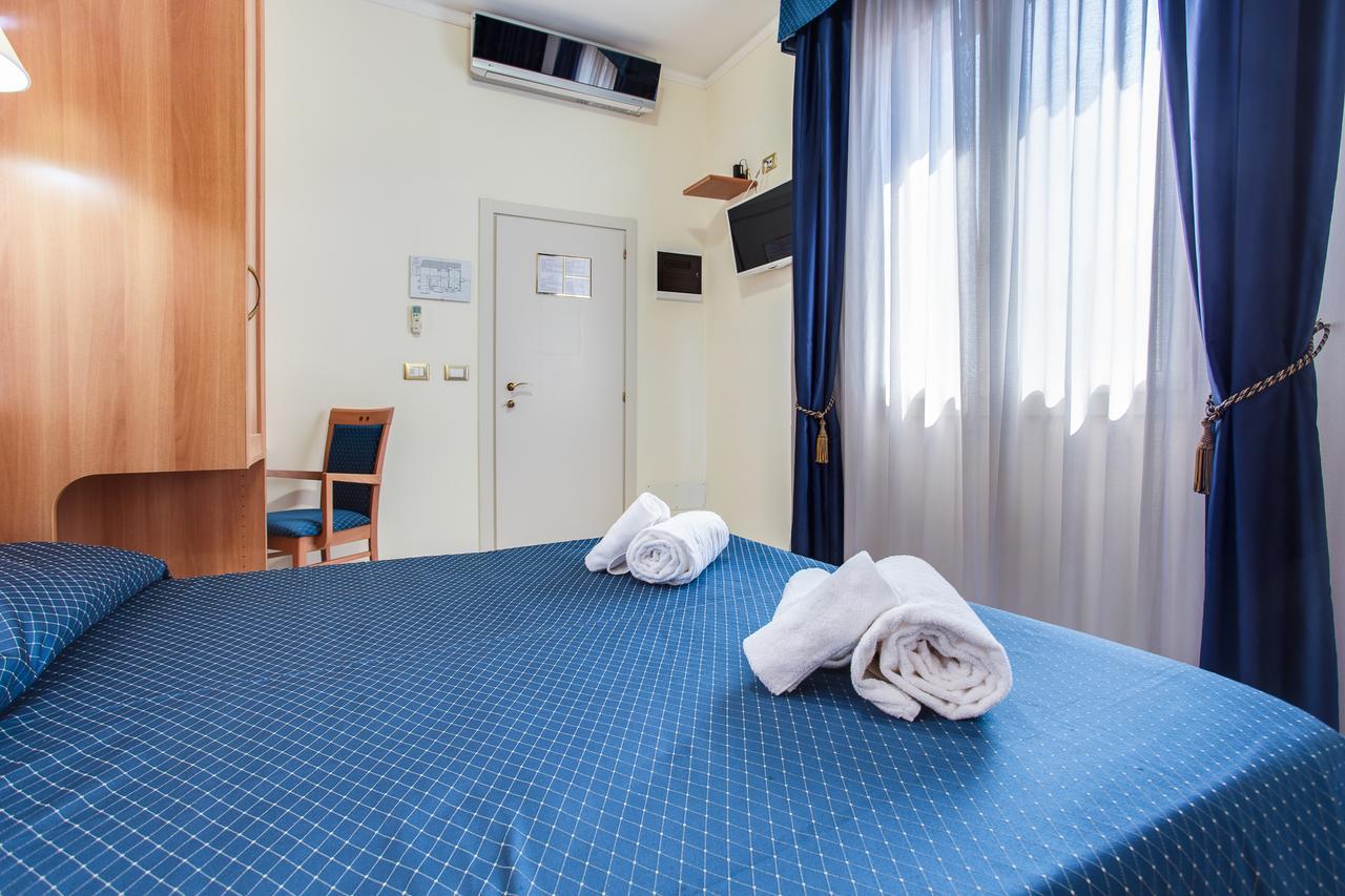 Hotel De La Ville Чезенатико Екстериор снимка