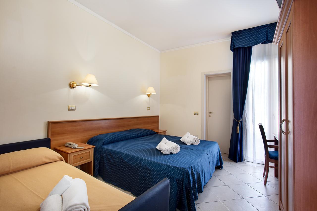 Hotel De La Ville Чезенатико Екстериор снимка