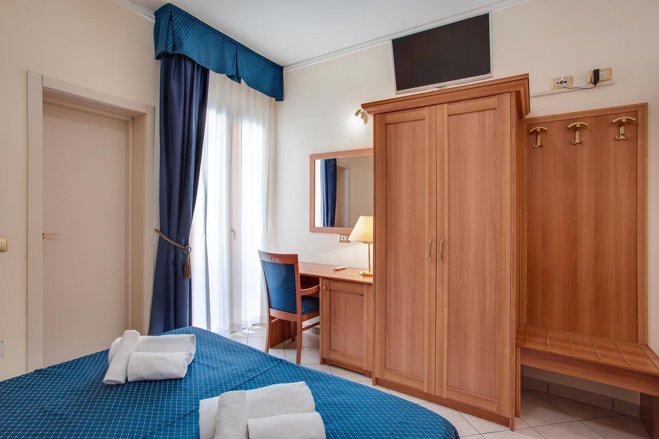 Hotel De La Ville Чезенатико Екстериор снимка